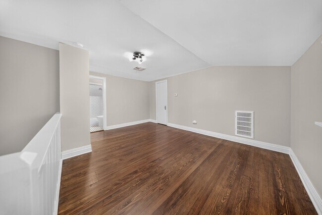 Building Photo - 1028 E 33rd Pl