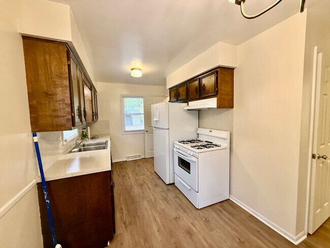 Building Photo - 2 Bedroom Duplex In Wyoming Available December 1st