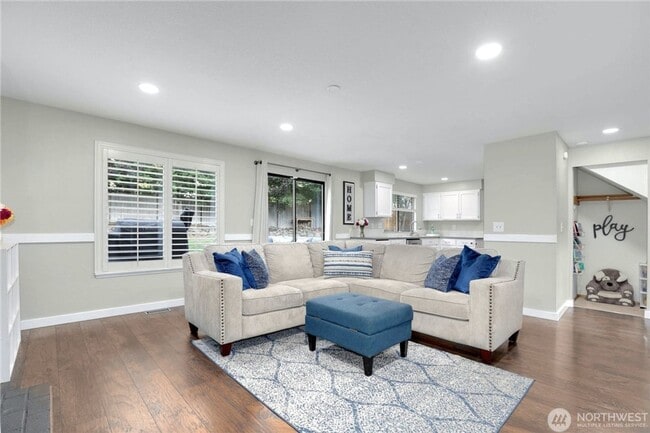 Building Photo - 3 bed 2.5 bath in martha lake neighborhood