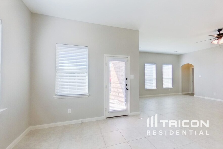 Building Photo - 616 Meadow Springs Dr