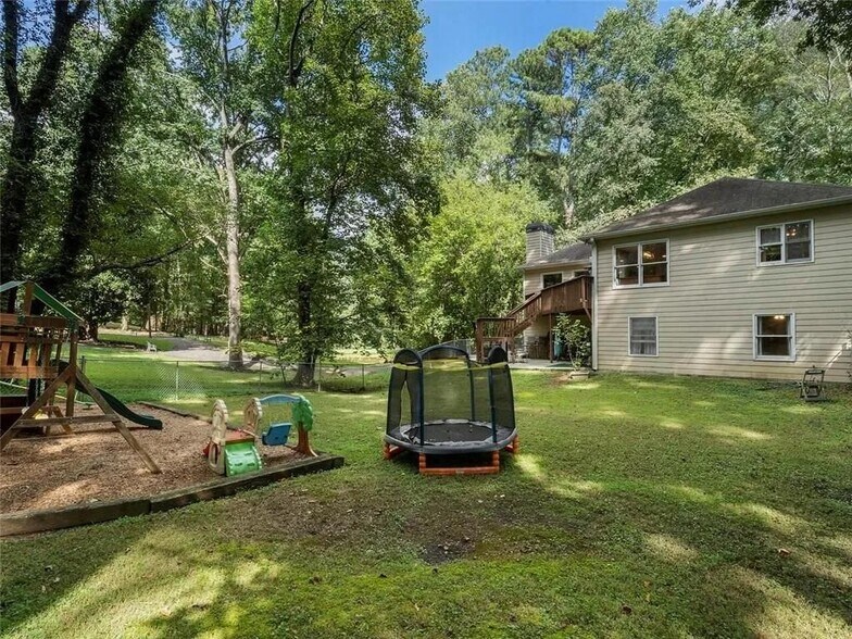 Building Photo - 2013 Addison Rd NE