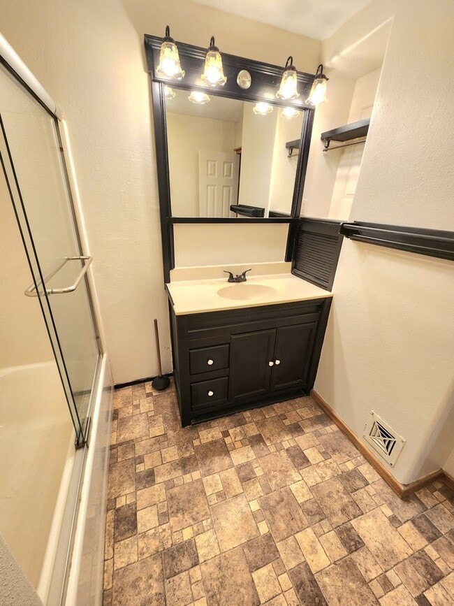 Building Photo - 2 Bedroom/2 Bath House