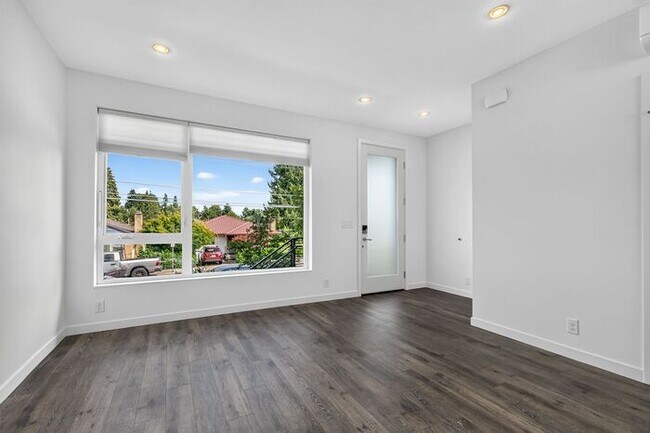 Building Photo - ULTRA-MODERN Air Conditioned Townhome in Beacon Hill (1st Month Free)