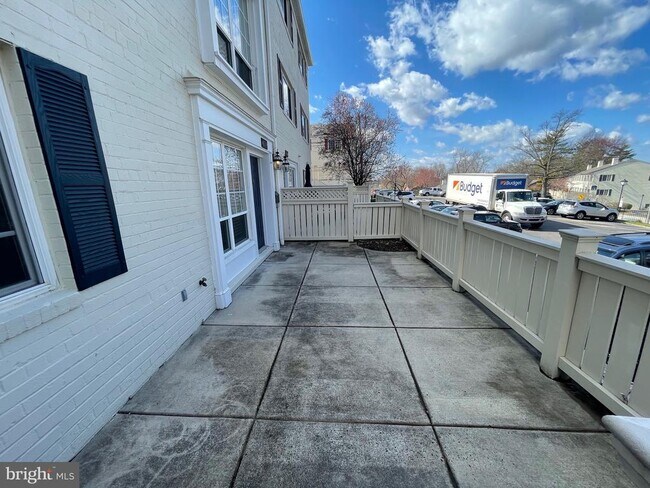 Building Photo - 1421 N Van Dorn St