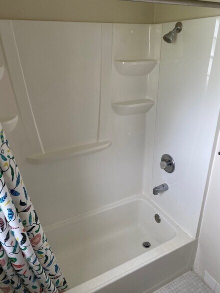 Building Photo - 6965 Avenue des Palais