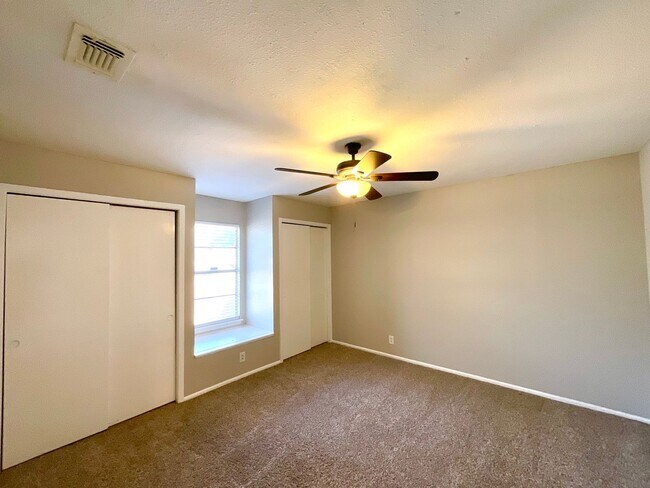 Building Photo - MUST SEE! 2 Bedroom / 1.5 Bath Duplex w/ Garage!