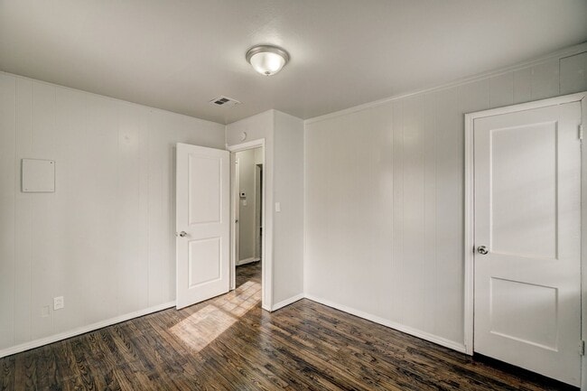 Building Photo - 3 Bed 1 Bath in Del City!