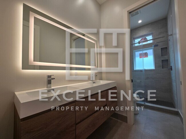 Building Photo - Brand New Build 5/5 Home & 2/2 Cottage - C...