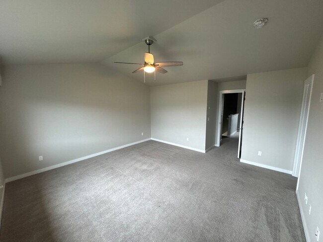 Building Photo - Stunning 3-Bedroom Home with Modern Comforts in a Quiet Neighborhood