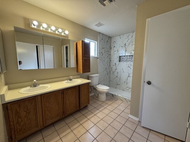 Building Photo - Olive Square 2 Bedroom Townhouse