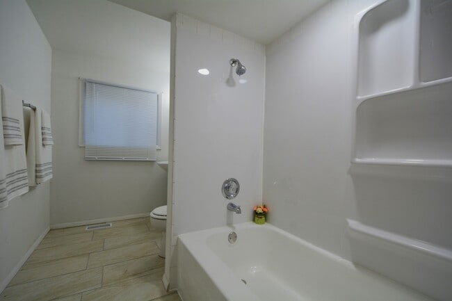Building Photo - 1360 Devonshire Ln