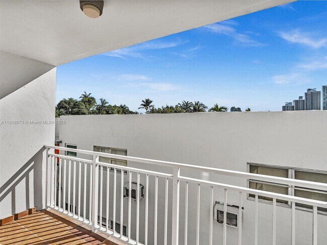 Building Photo - 1030 9th St