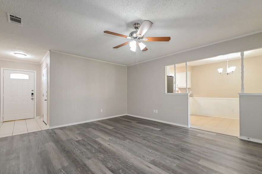 Building Photo - 302 Memorial Dr