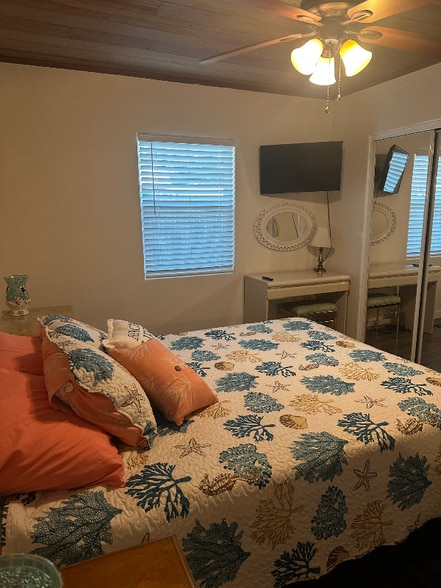 Building Photo - 204 E Ave C