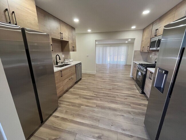 Building Photo - Remodeled in 2025!! Modern Big 7 Bedroom H...