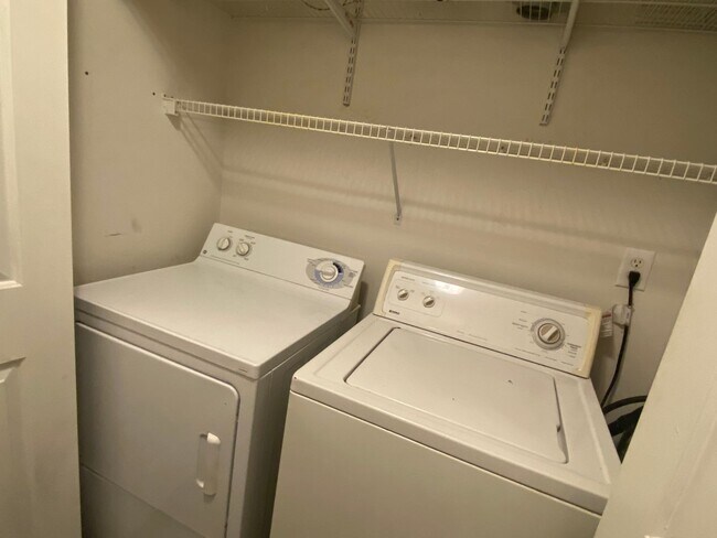 Building Photo - Renovated One Level 2 Bedroom / 2 Bathroom condo in Hermitage!