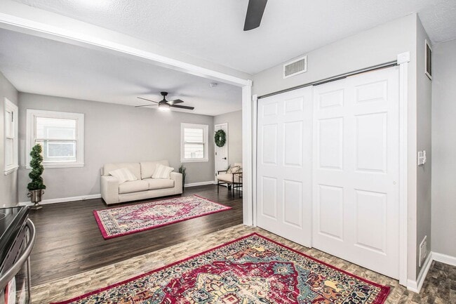 Building Photo - Completely Renovated 2 Bedroom House!