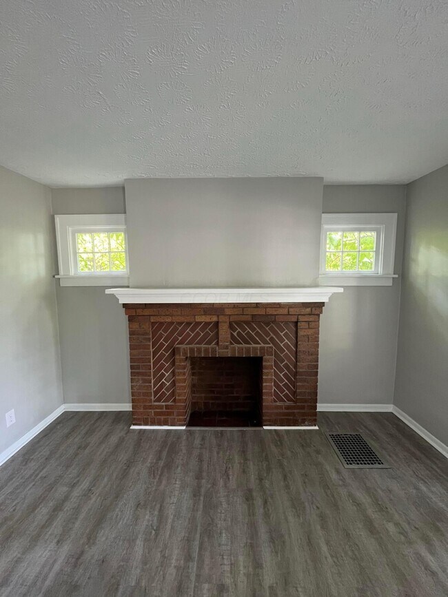 Building Photo - 11 E Kelso Rd