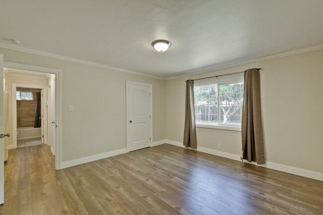 Building Photo - Remodeled 2 Bed 1 Bath Home with Bonus Roo...