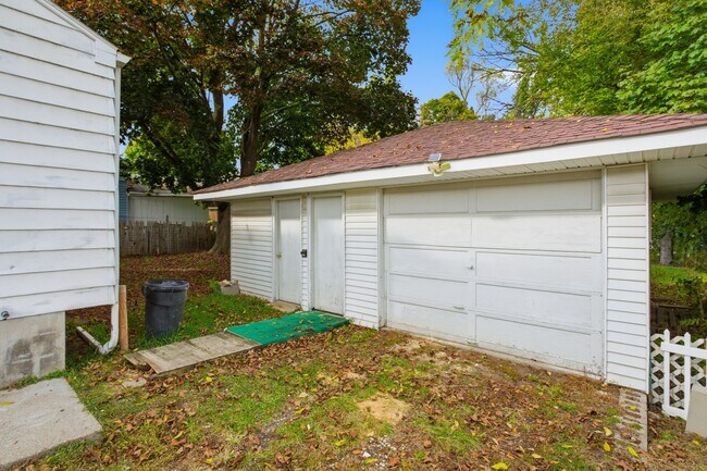 Building Photo - 1547 E Atherton Rd