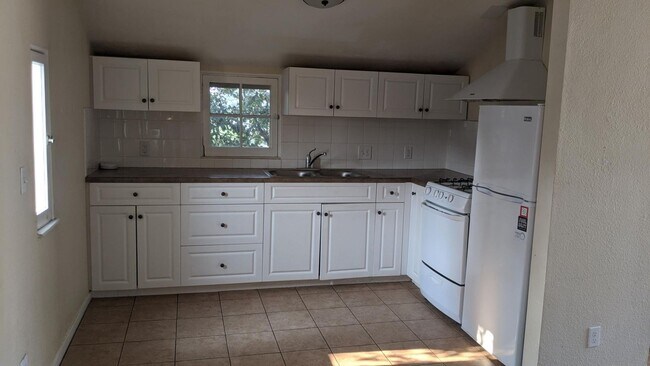 Building Photo - 673 Santa Rosa St