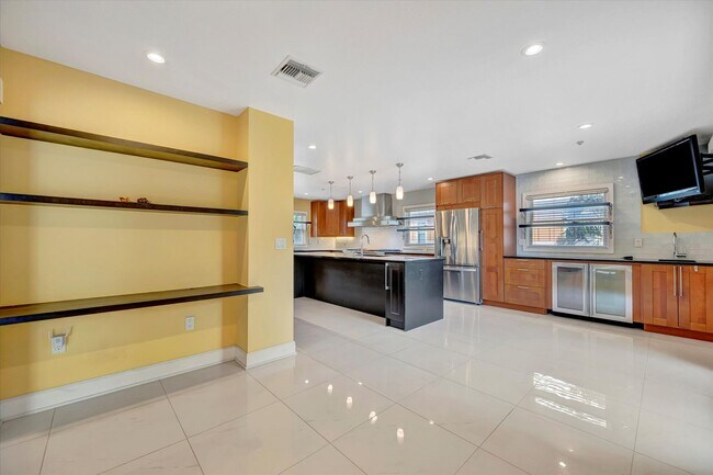 Building Photo - Stunning Annual Rental: Luxury Coastal Liv...
