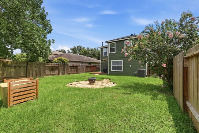 Building Photo - 11210 Log Cabin Ln