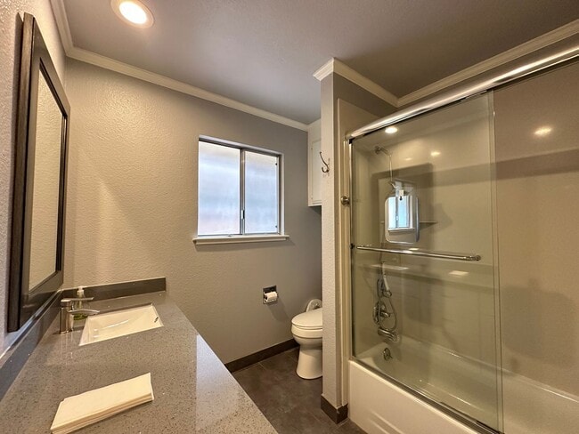 Building Photo - Upgraded Three Bedroom Duplex!