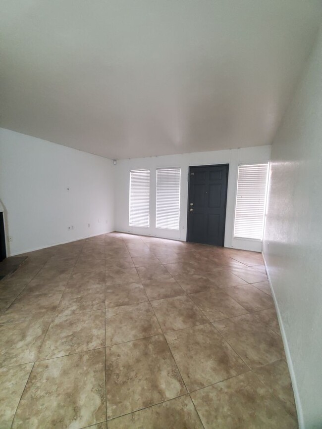 Building Photo - 2 Bedroom condo -w/d- Old Town Scottsdale/...