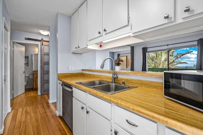 Primary Photo - Beautifully Renovated 1 Bedroom/1 Bath Iao...