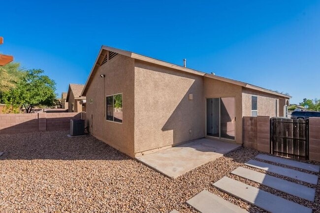 Building Photo - Bright & Inviting Tucson Home Near Davis-M...