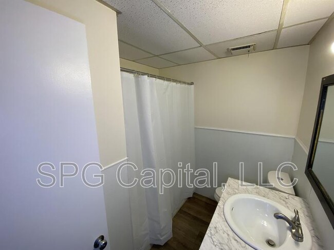 Building Photo - 5 Center Square