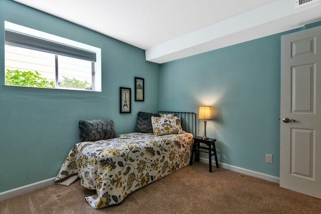 Building Photo - Spacious 3 Bed, 2.75 Bath Seward Park Home!