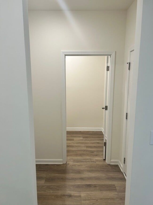 Building Photo - FREE RENT - $1000 Off First Month's Rent! ...