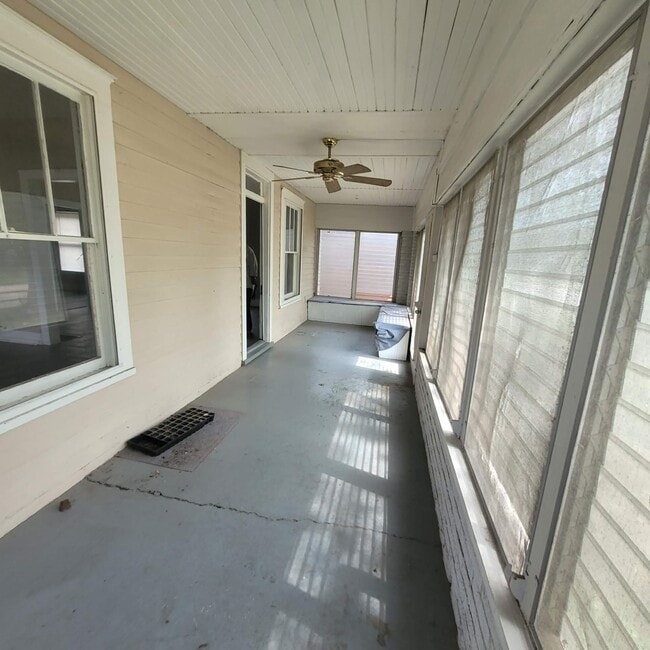 Building Photo - 400 E Park Pl