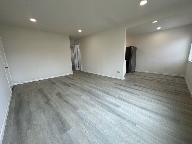 Building Photo - Newly Remodeled - 2 Bedroom/1 Bath...Downstairs Unit