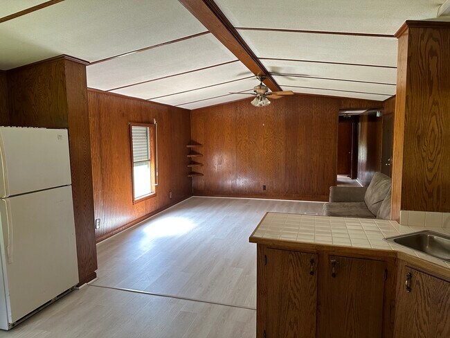 Building Photo - 1053 Pointe Claire Dr