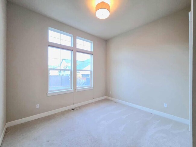 Building Photo - Large 3 bedroom, 3 bath newer build in sought after East Wenatchee neighborhood!