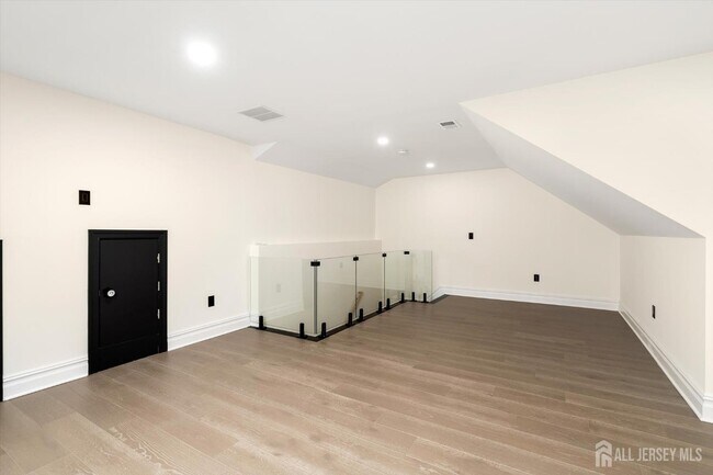 Building Photo - 11 Hamilton Dr