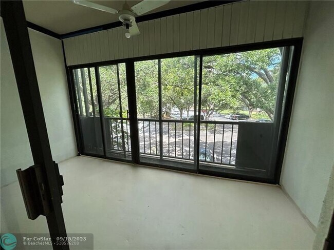 Building Photo - 3730 Inverrary Dr