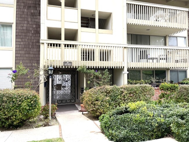 Building Photo - Ocean view updated 2 bed, 2 bath  condo in...