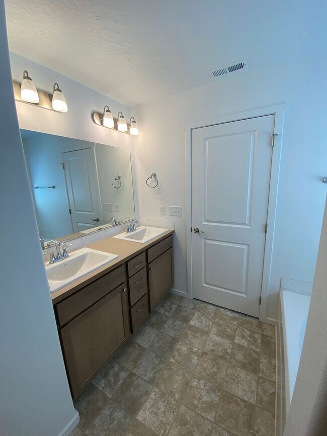 Building Photo - Stunning 3 Bed 2 Bath Rancher in Spokane V...
