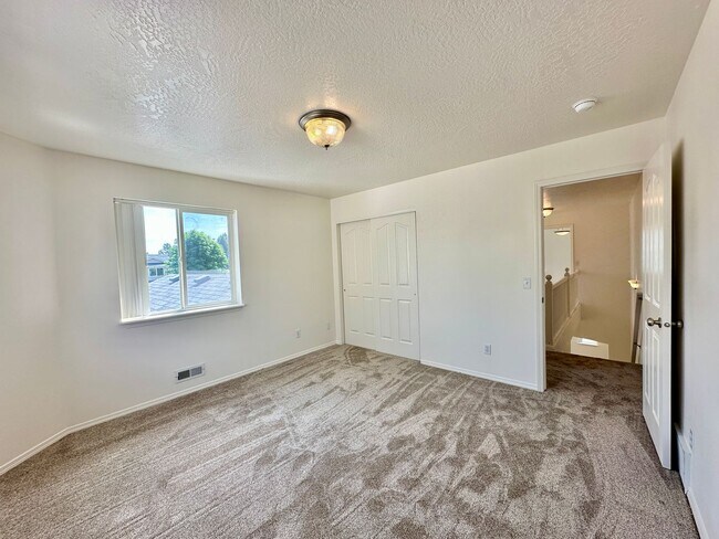 Building Photo - Newly Renovated Expansive Multi story 4 be...