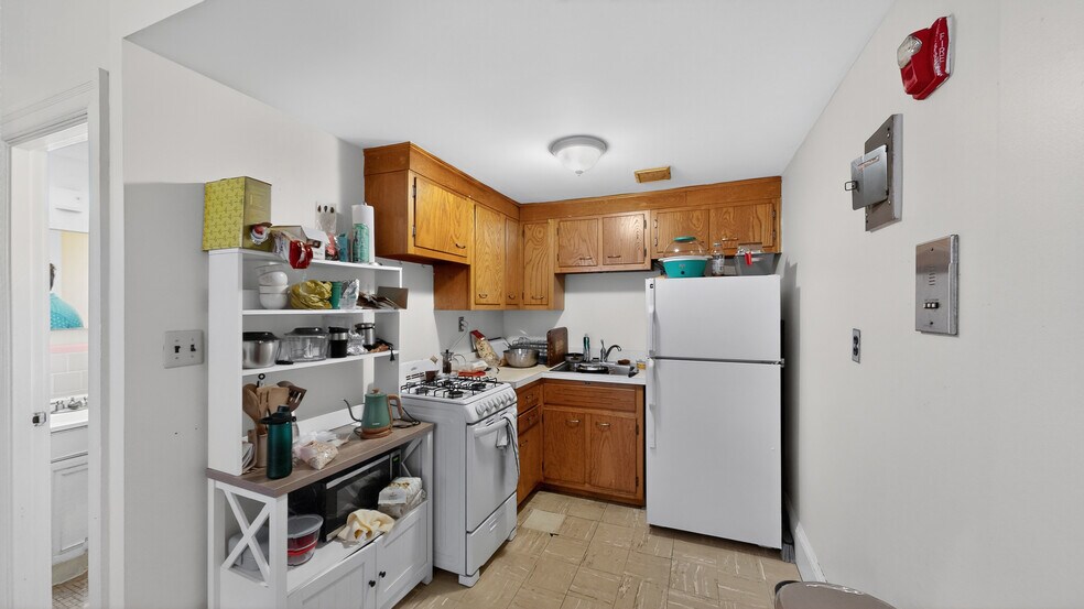 Building Photo - 1069 Beacon St