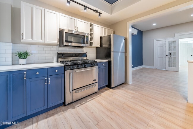 Building Photo - 323 2nd St