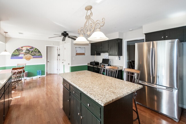 Building Photo - GORGEOUS 5 BEDROOM HOME LOCATED IN SALEM W...