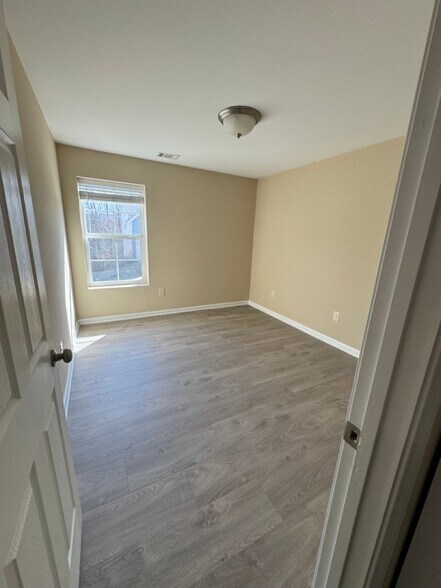Building Photo - 1620 Shire Village Dr