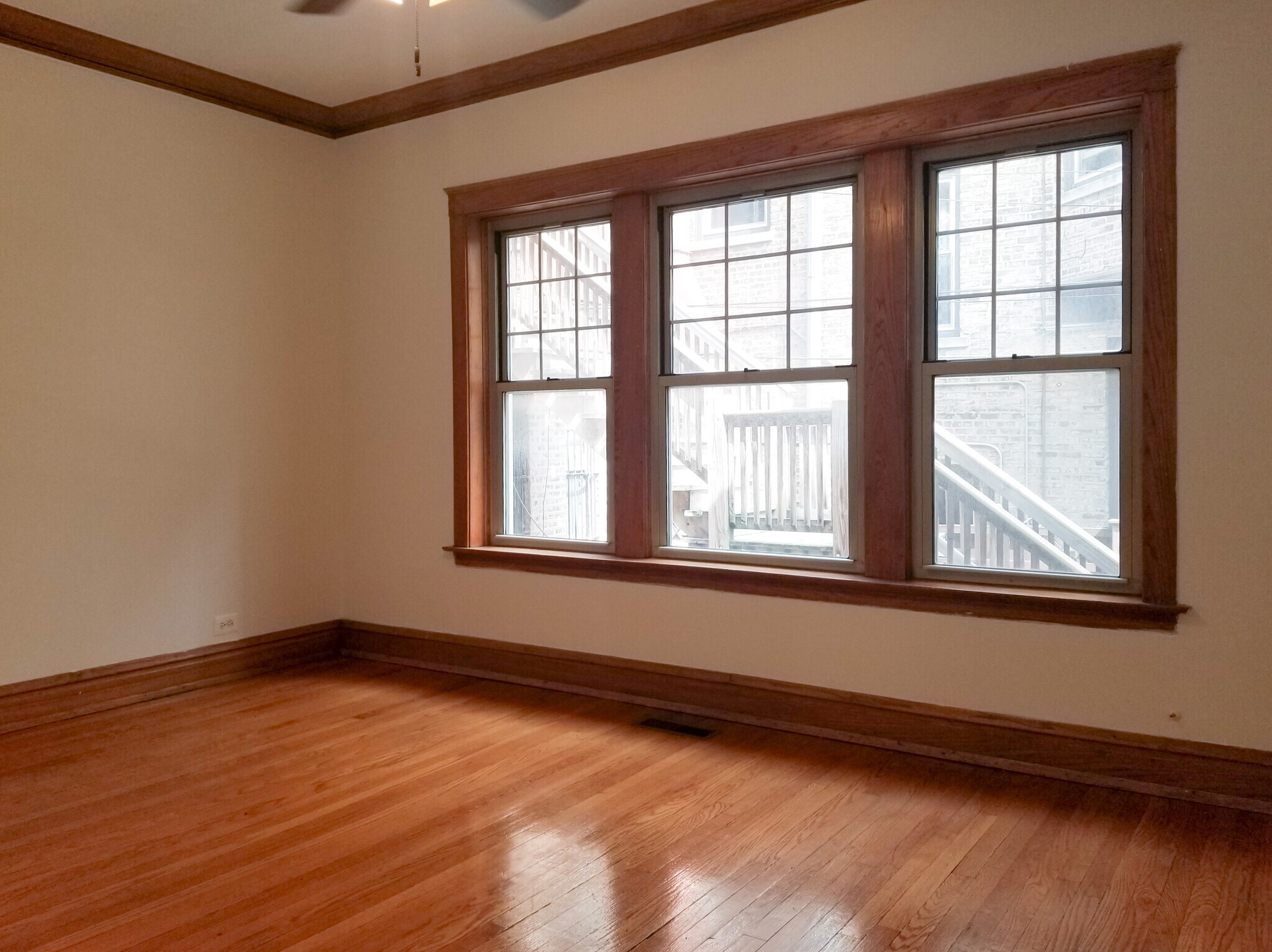Building Photo - 3953 N Hamilton Ave