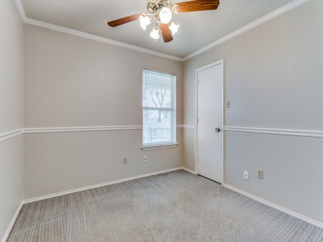 Building Photo - 7124 Summerset Dr