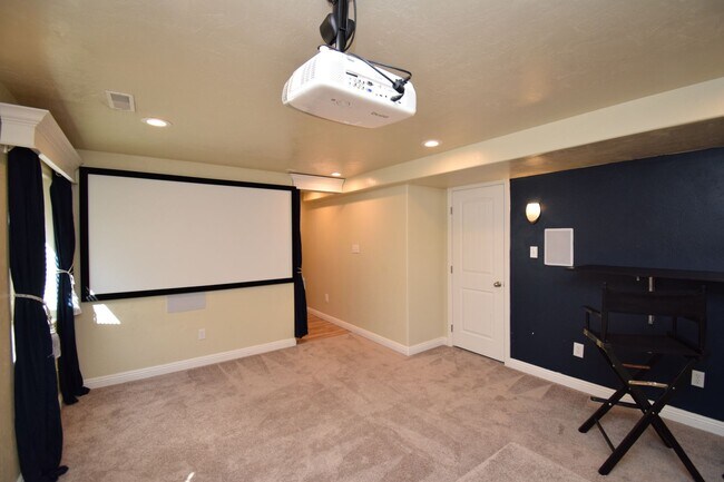 Building Photo - Beautiful 6 Bedroom Home in Riverton!